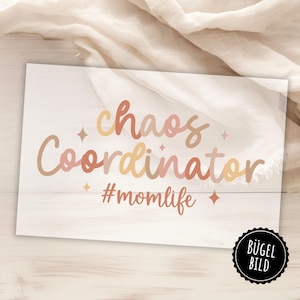 Peut inclure: Un fond blanc avec le texte "chaos coordinator #momlife" en rose, orange et jaune. Le texte est écrit dans une police d'écriture manuscrite. Il y a un petit cercle noir avec le texte "BÜGEL BILD" en blanc.