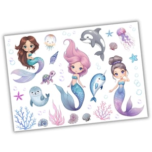 Può includere: Un foglio di adesivi di sirene e creature marine. Gli adesivi presentano sirene con code blu e viola, un delfino, un narvalo, una foca, una tartaruga, meduse e conchiglie. La tavolozza dei colori comprende blu, viola, rosa e verde.