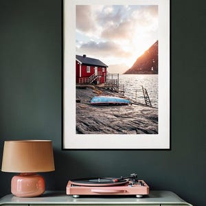 Impresión de cabaña con amanecer en Lofoten, fotografía costera noruega, arte mural con atardecer en la montaña, decoración de bellas artes de la naturaleza
