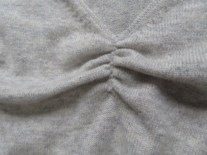 T-shirt Gray NEIMAN MARCUS Cashmere Top w Short SILVER Colored Metal Mash Sleeves Blouse Size M