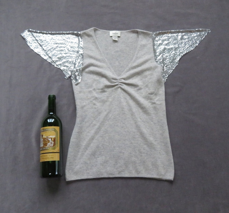 T-shirt Gray NEIMAN MARCUS Cashmere Top w Short SILVER Colored Metal Mash Sleeves Blouse Size M