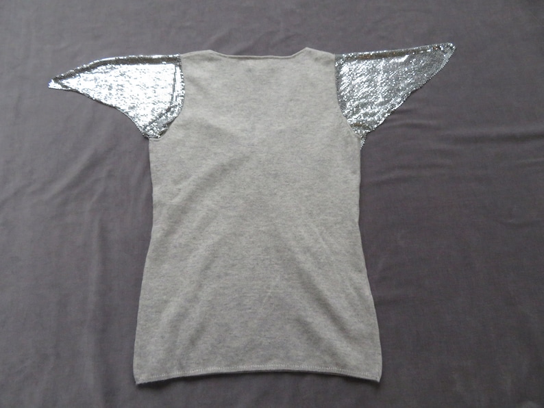 T-shirt Gray NEIMAN MARCUS Cashmere Top w Short SILVER Colored Metal Mash Sleeves Blouse Size M