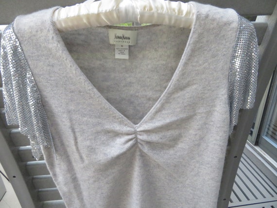 T-shirt Gray NEIMAN MARCUS Cashmere Top w Short SILVER Colored Metal Mash Sleeves Blouse Size M