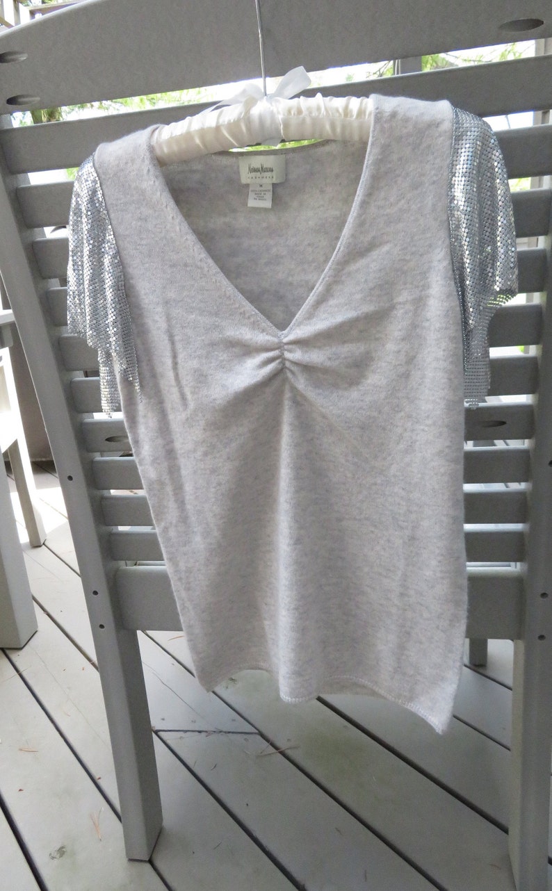 T-shirt Gray NEIMAN MARCUS Cashmere Top w Short SILVER Colored Metal Mash Sleeves Blouse Size M