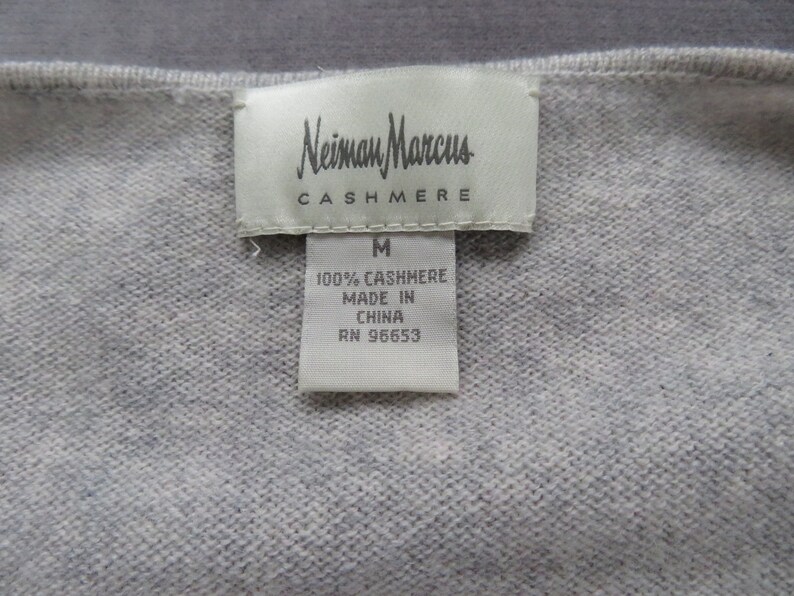 T-shirt Gray NEIMAN MARCUS Cashmere Top w Short SILVER Colored Metal Mash Sleeves Blouse Size M