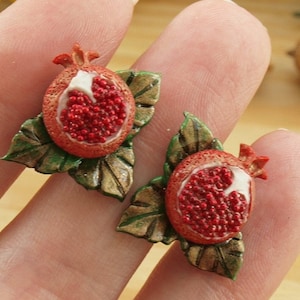 Granatapfel Ohrstecker, Granatapfel Perle, Persephone Schmuck, griechische Mythologie Geschenk, witchy Schmuck, Miniatur Frucht niedliche Ohrstecker, Granatapfel Perle Harzgeschenk