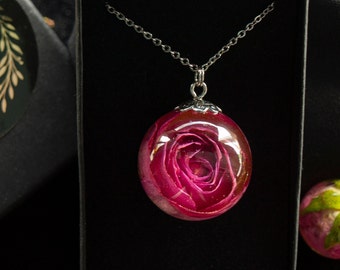 Véritable pendentif rose rouge, charme de bijoux de fleur de bouton de rose sec, collier d'amant de bois magenta, cadeau de sphère de résine orbe de conservation florale