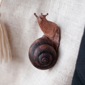 Realistic snail brooch, snail woodland lapel pin, miniature forest jewelry, garden snail lover gift, slug antenna insect, Ramshorn figurines