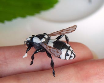 Calabrone dalla faccia calva, insetto realistico, regalo di entomologia in miniatura, sculture di vespe realistiche, decorazioni per piante da scrivania, regalo per gli amanti degli insetti
