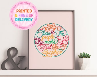 Blijf dicht bij de mensen die ervoor zorgen dat je zin hebt in zonneschijn | Muurkunstcitaten | Niet ingelijst | A4 | A3 | Leuke prints | Kleurrijke geschenken | Woondecoraties