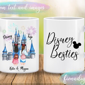 Pu&ograve; includere: Due amiche davanti a un castello blu e grigio con fuochi d'artificio sullo sfondo. Il testo "Disney Trip" &egrave; sopra il castello e "Katie & Megan" &egrave; sotto. L'altra tazza ha il testo "Disney Besties" con una testa di Topolino.