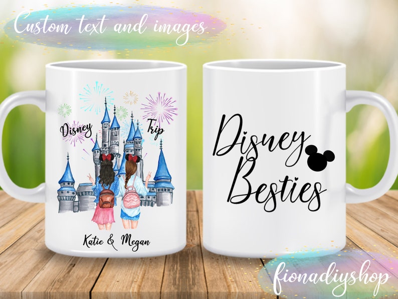 Pu&ograve; includere: Due amiche davanti a un castello blu e grigio con fuochi d'artificio sullo sfondo. Il testo "Disney Trip" &egrave; sopra il castello e "Katie & Megan" &egrave; sotto. L'altra tazza ha il testo "Disney Besties" con una testa di Topolino.