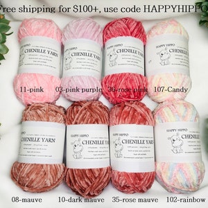 Op de afbeelding: Acht spoelen chenille garen in verschillende kleuren, waaronder roze, paars, roze, mauve en regenboog. Elke spoel heeft een label met de merknaam "Happy Hippo" en de garenkleurnaam.