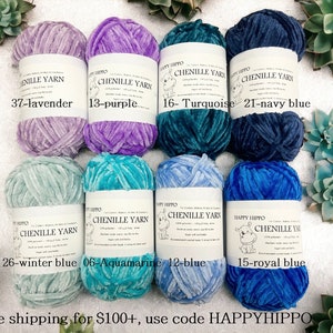 Op de afbeelding: Acht spoelen chenille garen in verschillende kleuren, waaronder lavendel, paars, turquoise, marineblauw, winterblauw, aquamarijn, blauw en koninklijk blauw. Elke spoel heeft een label met de merknaam "Happy Hippo" en de kleurnaam en het nummer.