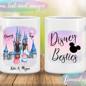 Pu&ograve; includere: Tazza in ceramica bianca con uno sfondo acquerellato rosa e viola e glitter dorati. La tazza presenta una silhouette nera della testa di Topolino e il testo "Disney Besties". L'altro lato della tazza presenta un'illustrazione di cartoni animati di due ragazze davanti al castello di Cenerentola con fuochi d'artificio e il testo "Disney Trip" e "Katie & Megan".