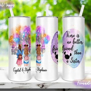 Pu&ograve; includere: Due bicchieri in acciaio inossidabile con sfondo bianco. Un bicchiere presenta un design ad acquerello di un castello con fuochi d'artificio e due ragazze davanti. Il testo "Crystal & Steph" &egrave; in basso. L'altro bicchiere presenta un design ad acquerello di un castello con fuochi d'artificio e il testo "There is no better friend than a sister". Il testo "Stephanie" &egrave; in basso.