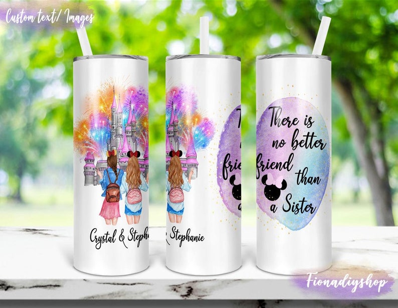 Pu&ograve; includere: Due bicchieri in acciaio inossidabile con sfondo bianco. Un bicchiere presenta un design ad acquerello di un castello con fuochi d'artificio e due ragazze davanti. Il testo "Crystal & Steph" &egrave; in basso. L'altro bicchiere presenta un design ad acquerello di un castello con fuochi d'artificio e il testo "There is no better friend than a sister". Il testo "Stephanie" &egrave; in basso.