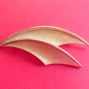 Vintage Mid Century Trifari Matte Brushed Textured Gold Tone Brooch Pin - Leaf Design Retro Fashion