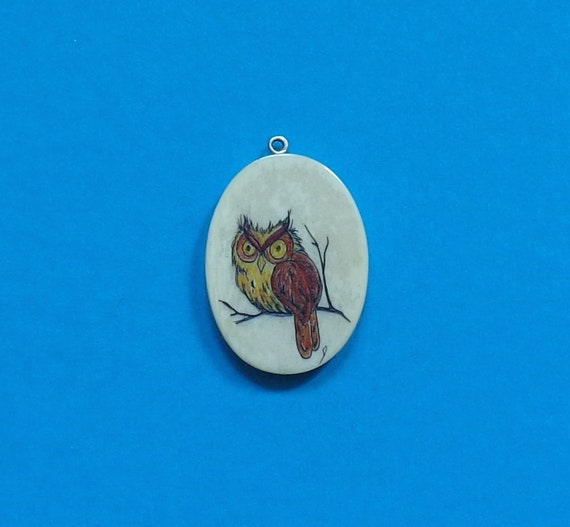 Vintage 1970's Hand Painted Etched Owl Necklace P… - image 3