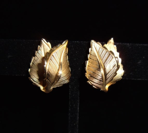 Gorgeous Layered Textured Leaf Signed Lisner Gold 