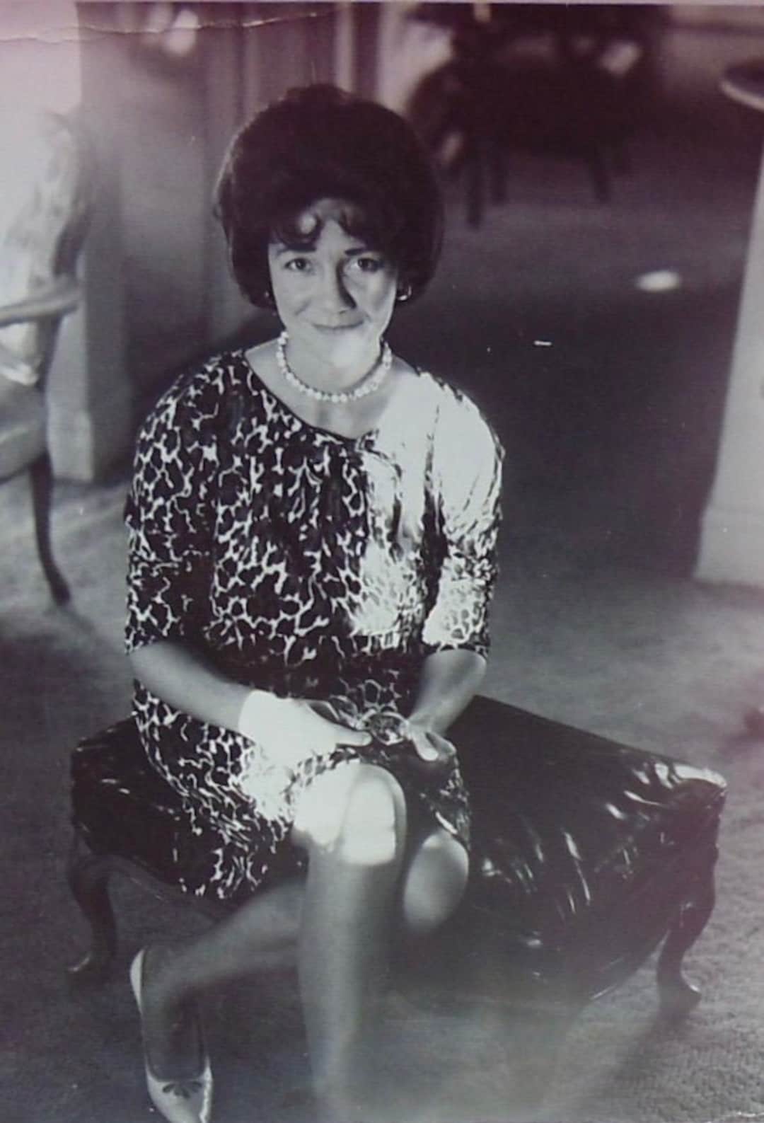 Sexy Cougar Profil Pic 1950's Mature Woman Wearing Pearls Snapshot