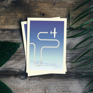 Puede incluir: Una postal azul y blanca con una cita de "El Principito" de Antoine de Saint-Exupéry. La cita dice: "Uno no tiene verdaderos amigos hasta que no ha probado el sabor amargo de la traición." La postal presenta una simple ilustración de un avión volando en un bucle.