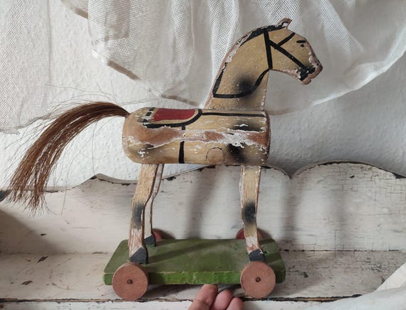 アンティークのおもちゃの馬、木馬、車輪付きの引き馬、歴史的、本物の
