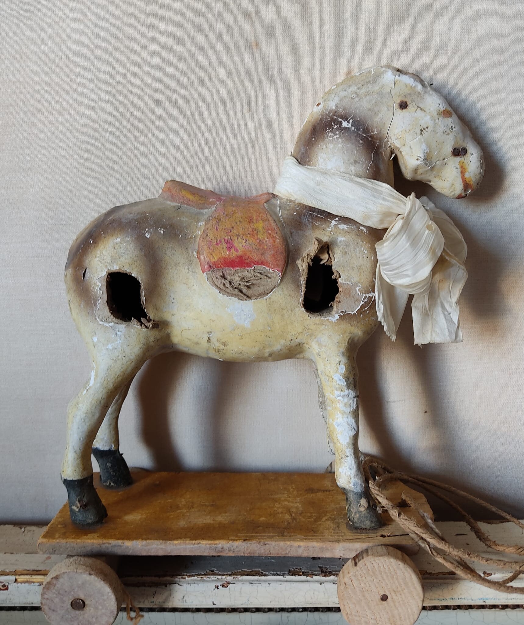 アンティーク 古代のおもちゃの馬 フランス張り子 車輪付き引き