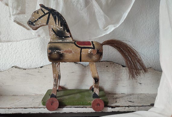 アンティークのおもちゃの馬、木馬、車輪付きの引き馬、歴史的、本物の