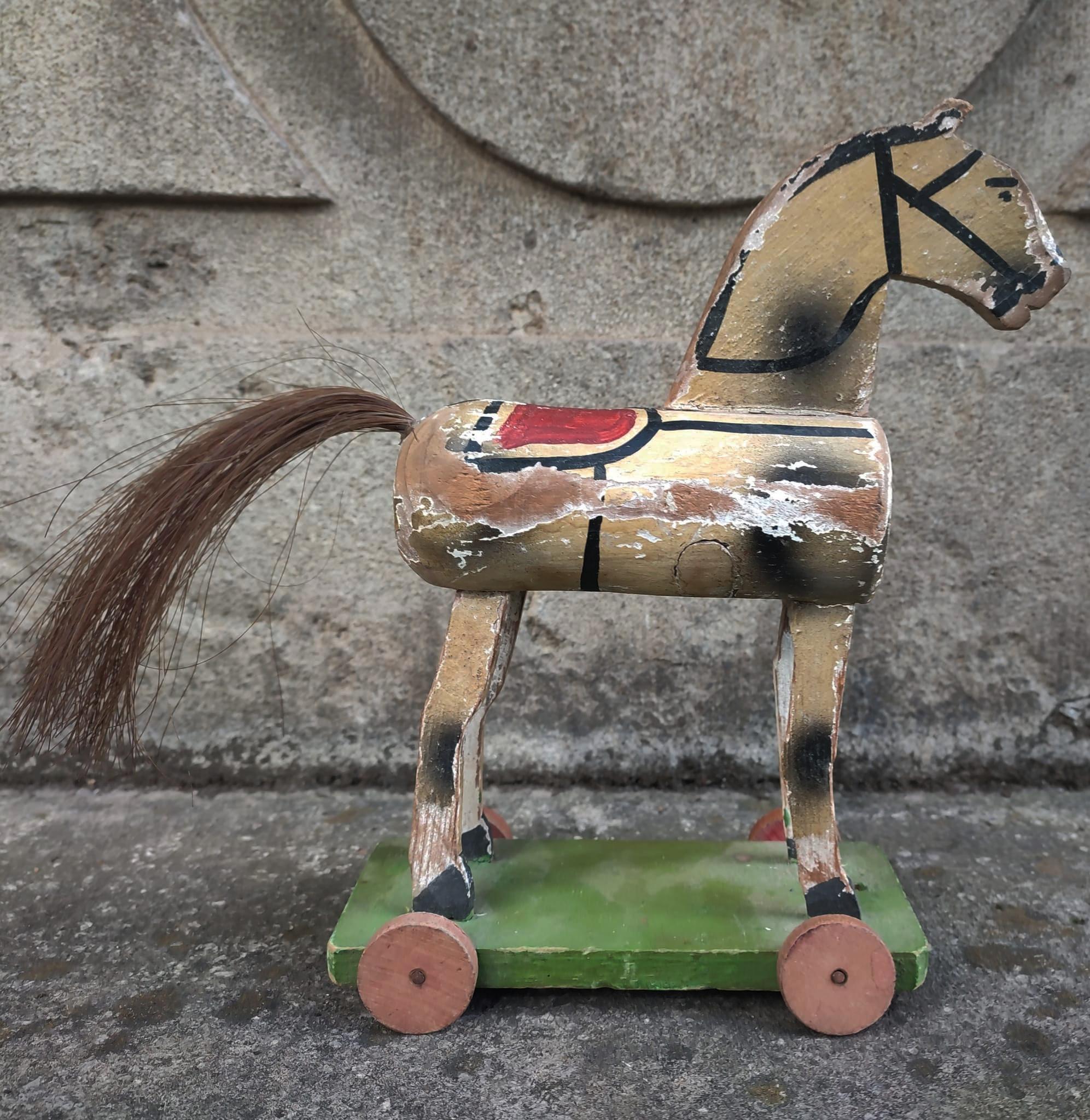 の*ん様 アンティーク木馬 車輪付き 木製 アンティークのおもちゃの馬、木馬、車輪付きの引き馬、歴史的、本物の