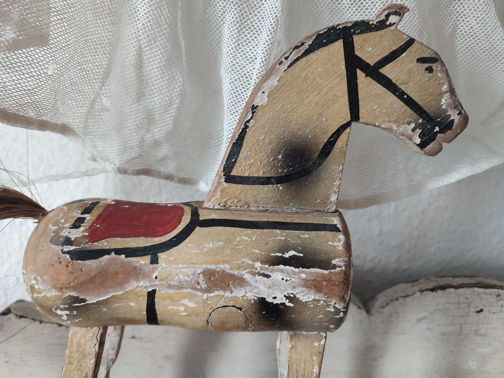 アンティークのおもちゃの馬、木馬、車輪付きの引き馬、歴史的、本物の