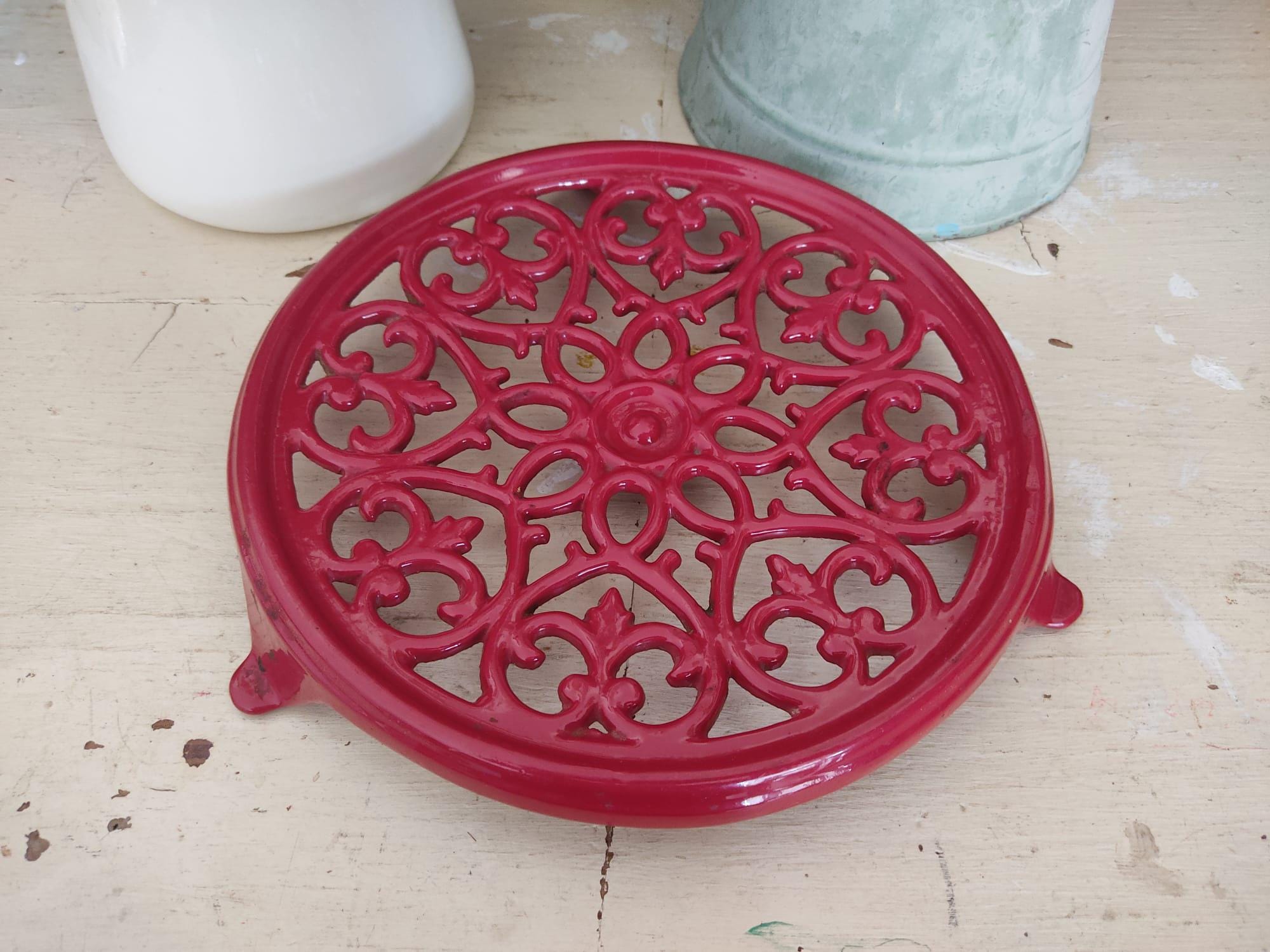 Ancien dessous de plat en fonte émaillée rouge vintage cuisine
