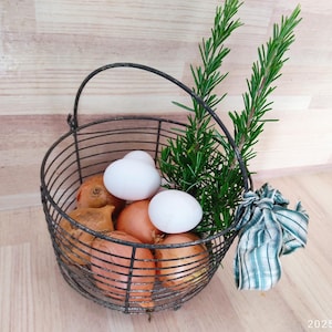 Small vintage egg basket metal basket storage gardening country house farmhouse cottage countryhouse decoration shabby brocante JDL