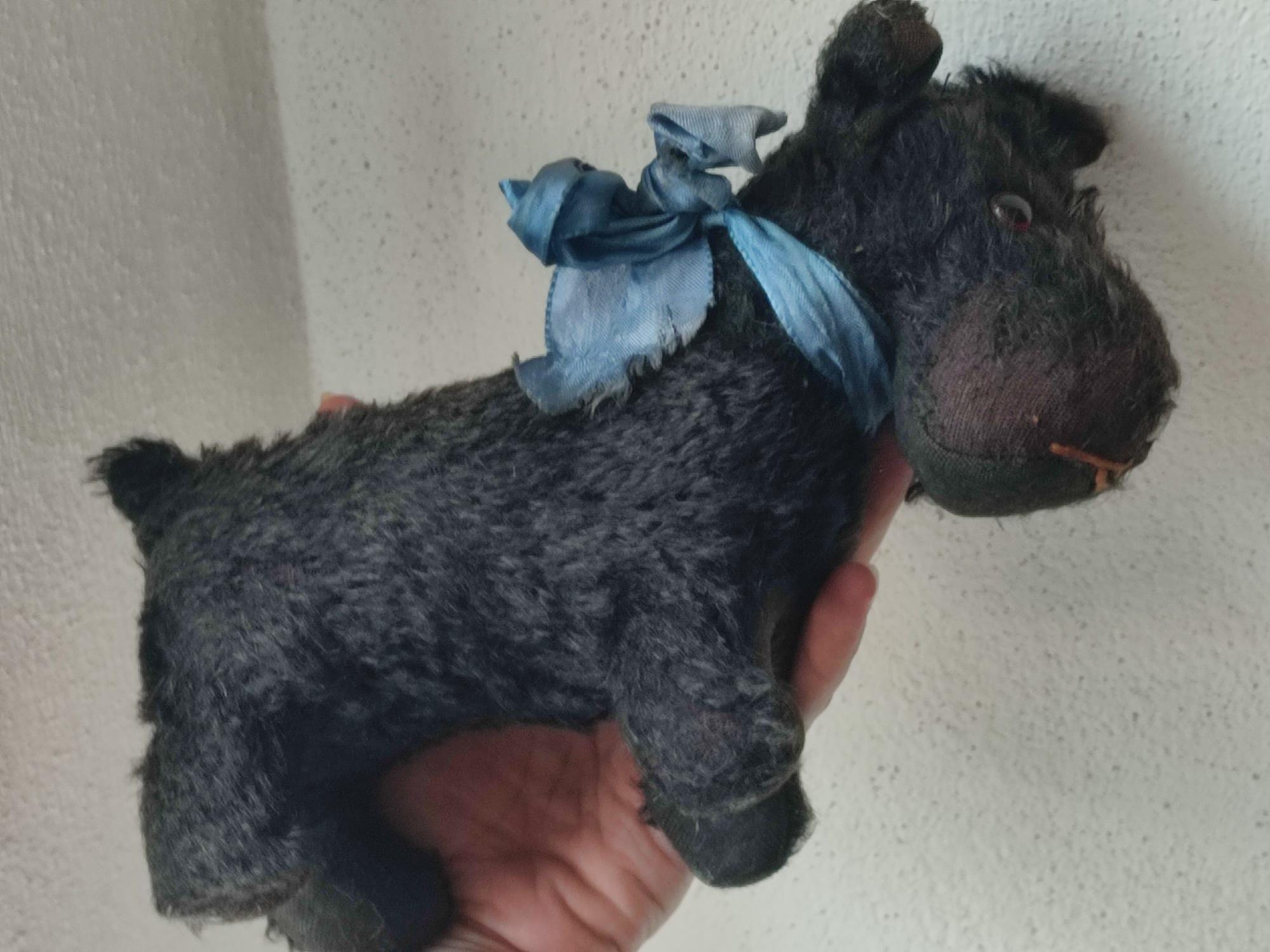 ヴィンテージのテリア犬スコッティ・ブラッキーのぬいぐるみ、シャビー