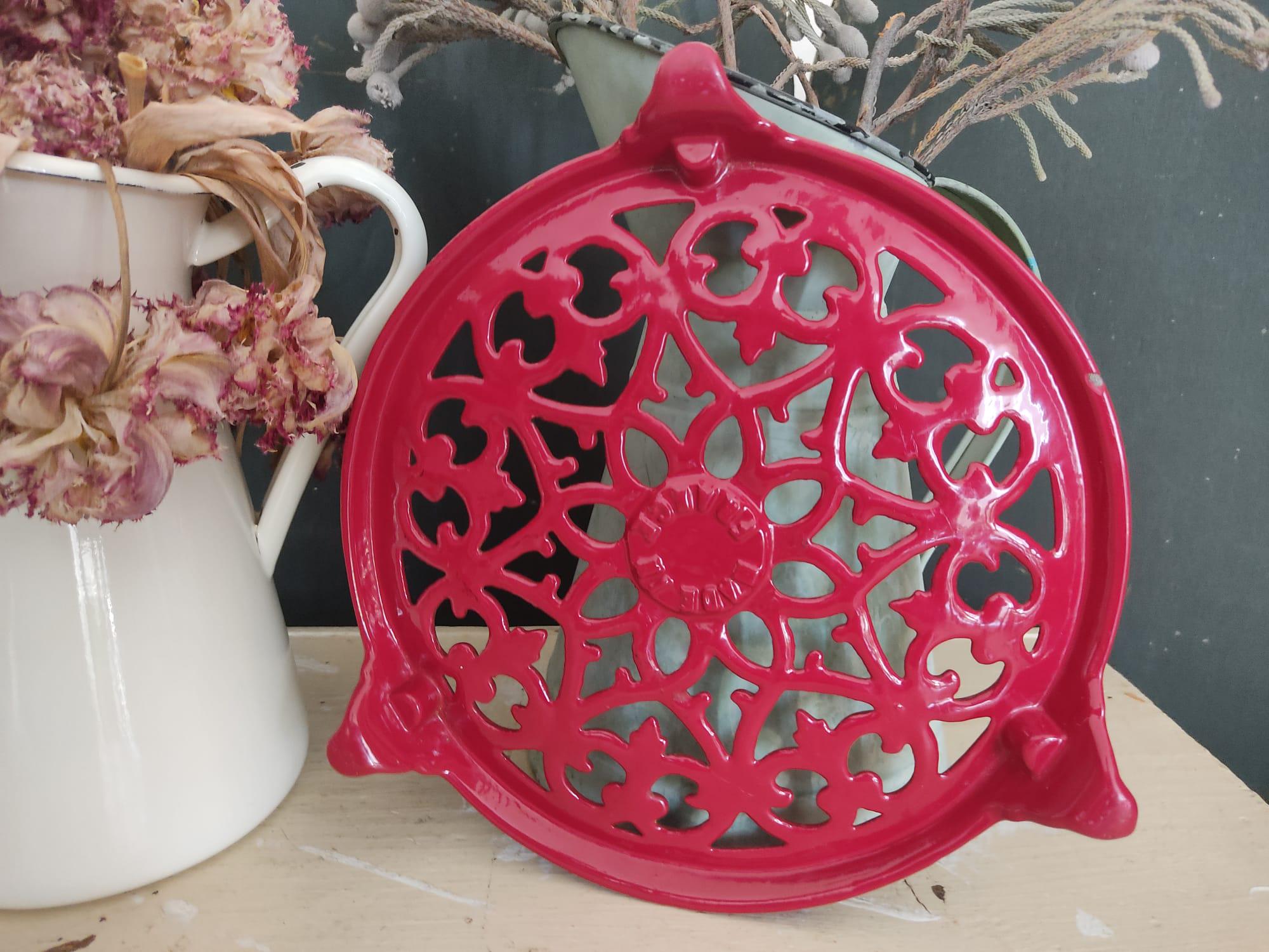 Ancien dessous de plat en tôle émaillée rouge – Sélection Brocante