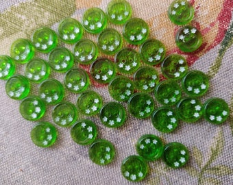 Green vintage buttons with scattered flowers 38 pieces sweet daisy buttons 1.3 cm d