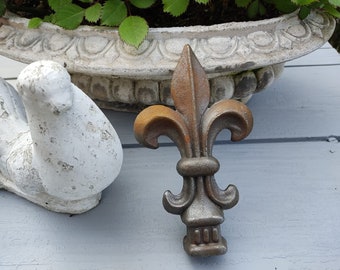 Gusseisener Zaunpfosten Aufsatz Fleur de Lis Eisenelement Zaunspitzen nach historischem Vorbild Vintage french shabby