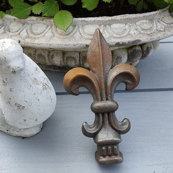 Gusseisener Zaunpfosten Aufsatz Fleur de Lis Eisenelement Zaunspitzen nach historischem Vorbild Vintage french shabby