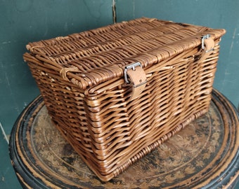 Vintage wicker basket with lid