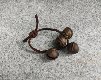 Petite bande de cloches 4 cloches sur bracelet cuir cloches métal rustique vintage français patine minable marché médiéval accessoire costume