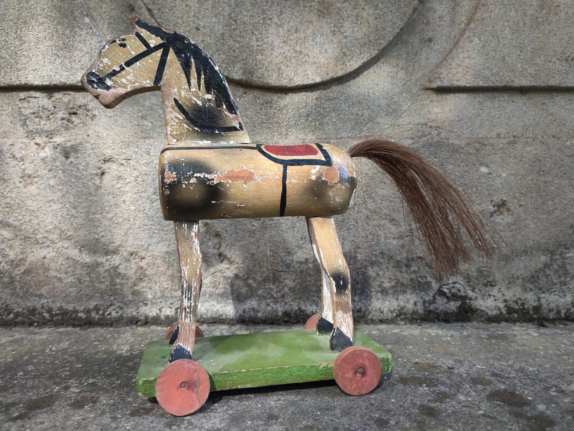 古い 木の 馬車（うまぐるま） 古道具 アンティーク オブジェ ブロカント アンティークのおもちゃの馬、木馬、車輪付きの引き馬、歴史的、本物の