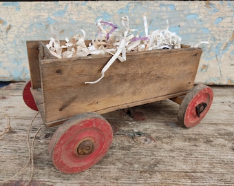 True Vintage Holzwagen Kinderspielzeug Bollerwagen authentic damaged destroyed rustic french shabby