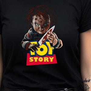 Czarna koszulka z nadrukiem łączącym motywy „Chucky” i „Toy Story” z serialu Child&#39;s Play.
