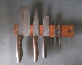 Set consisting of a magnetic strip, three knives, herb scissors, a peeling rod and oil