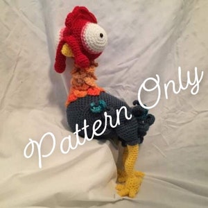 Puede incluir: Patrón de crochet para un juguete de gallo. El gallo es gris, rojo, naranja, amarillo y azul. El patrón está a la venta, no el juguete terminado. "Pattern Only" está escrito en la imagen.