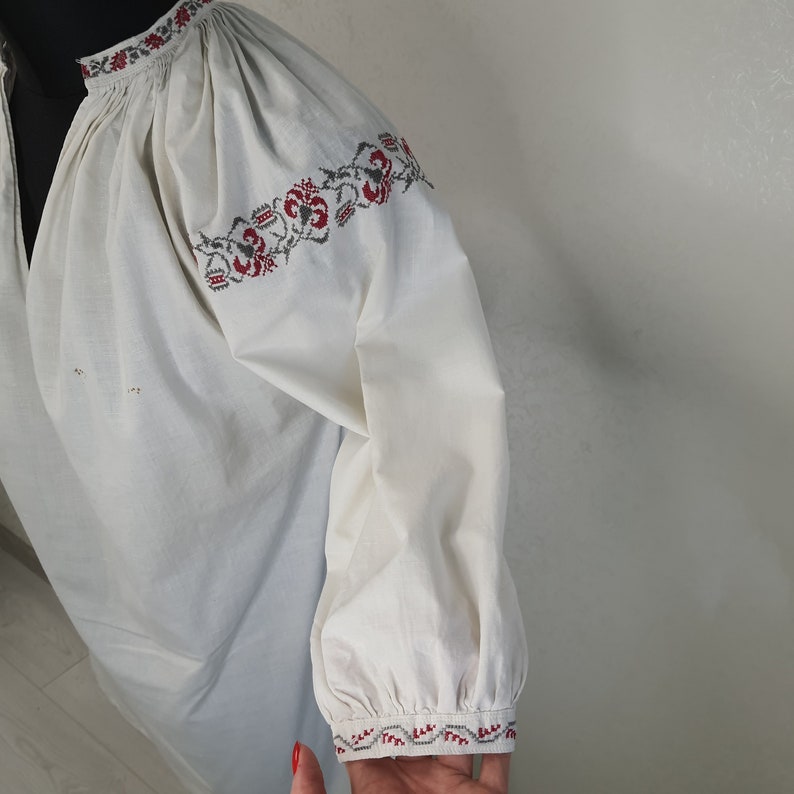 Antique Ukrainian Vyshyvanka Dress Embroidery with Flowers \u30a6\u30af\u30e9\u30a4\u30ca\u523a\u7e4d