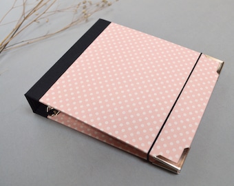 Small folder / album, with metal corners, filled with 35 pages (120g paper), rubber band closure