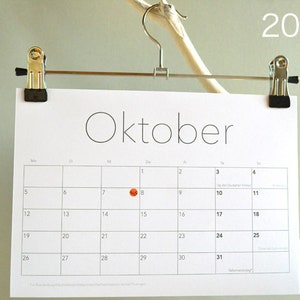 Kalender 2025 - Querformat DIN A4 - mit 100 Sticker, Kleiderbügel zur Aufhängung und dicker Kartonrückwand