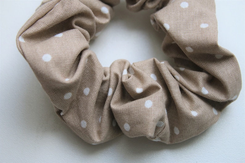 Elastic chouchou in cotton fabric with printed patterns beige with polka dots