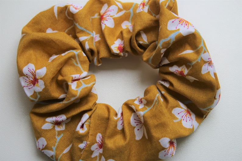 Elastic chouchou in printed cotton fabric Yellow Japanese cherry blossoms
